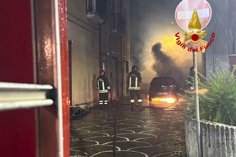 Forino, auto in fiamme: indagano i carabinieri