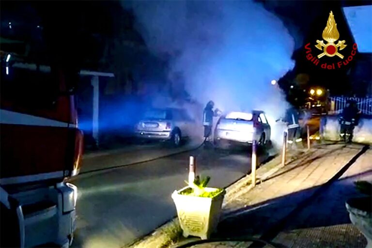 Solofra, auto in fiamme: paura per due donne