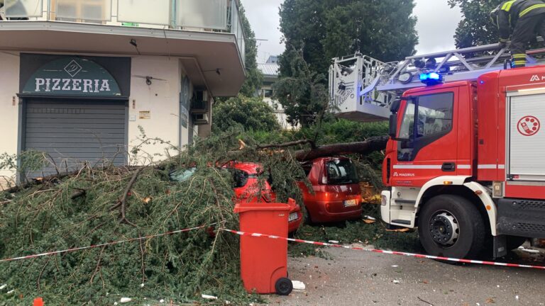 Maltempo, primi danni anche ad Avellino. Allerta meteo prorogata