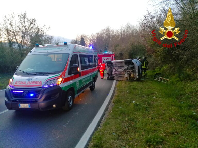 Pratola Serra, auto sbanda e si ribalta