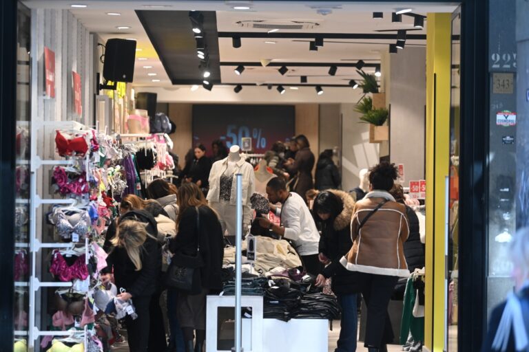 VIDEO/ Primo giorno di saldi in Campania: ecco come è andata ad Avellino