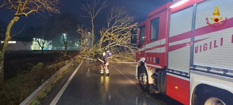 FOTO / Maltempo in Irpinia: continua il superlavoro dei vigili del Fuoco