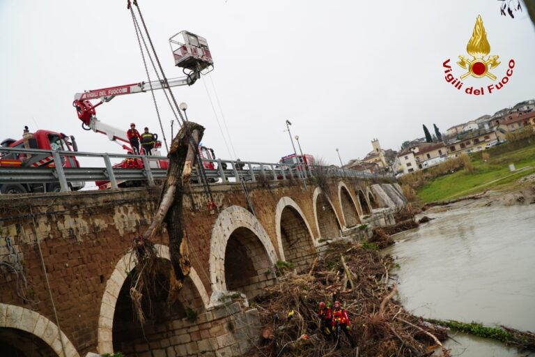FOTO/ Maltempo, vigili del fuoco ancora in prima linea: oltre 30 interventi effettuati in Irpinia