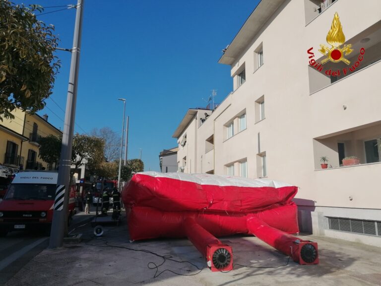 FOTO / Avellino, donna minaccia di lanciarsi nel vuoto: spettacolare salvataggio dei vigili del fuoco