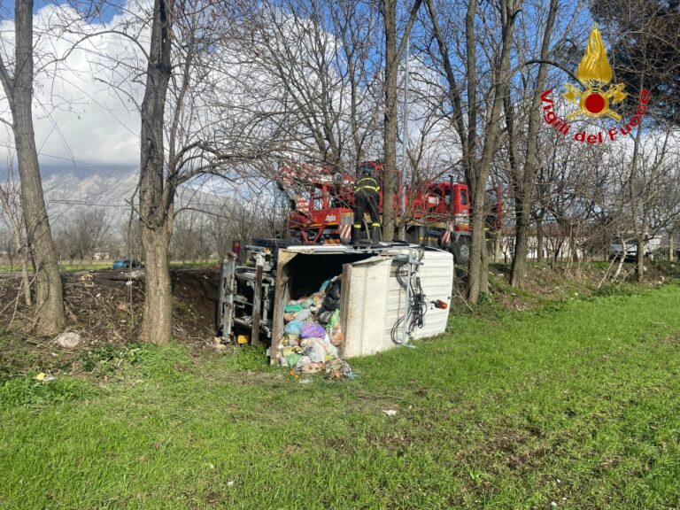 Cervinara, camion della spazzatura finisce fuori strada e si ribalta