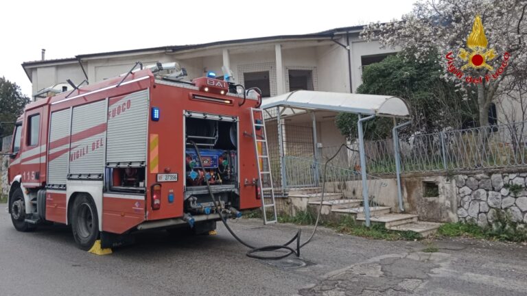 Montoro, a fuoco scuola in disuso