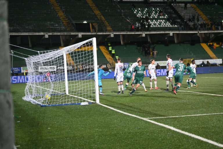 Avellino, seconda vittoria consecutiva. Battuto il Crotone 3 a 1 al Partenio – Lombardi