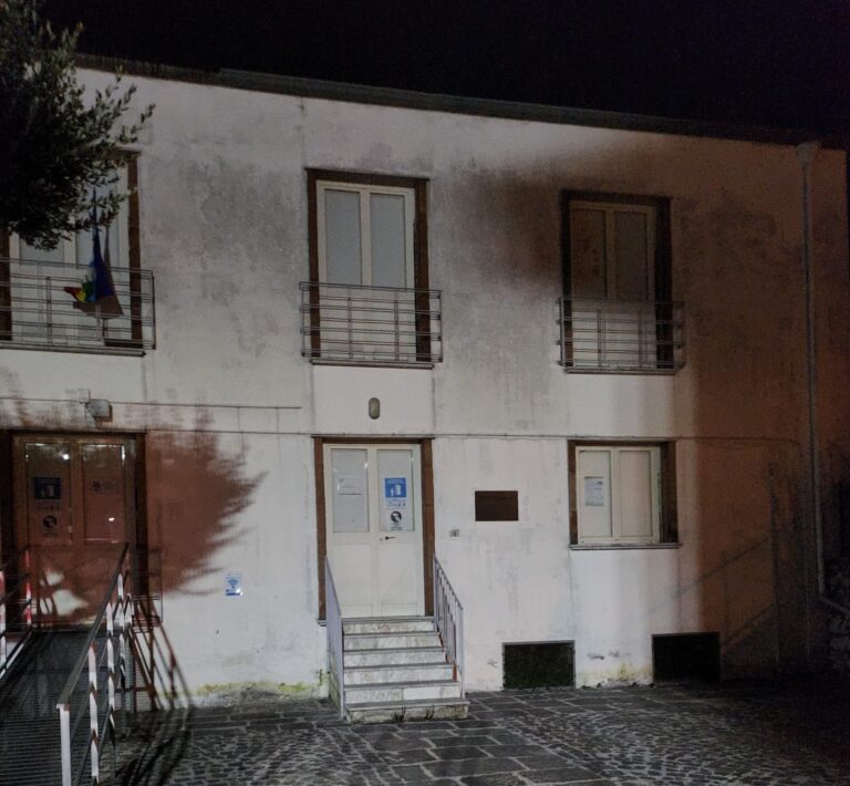 RAID NELLA SEDE DELL’ ANTENNA SOCIALE: INDAGA LA POLIZIA