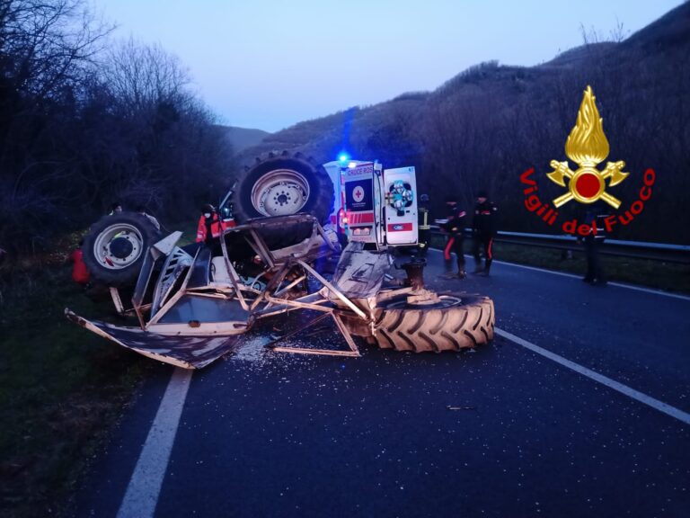 Trattore contro auto a Monteforte: due feriti trasportati al Moscati