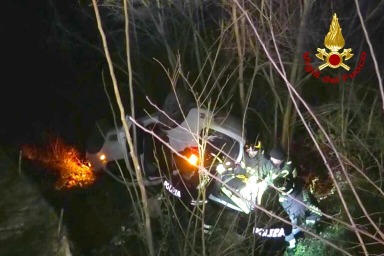 Ariano, auto finisce in un dirupo: 20enne in ospedale
