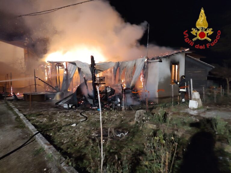 Brucia casa in legno e muratura: salvo l’anziano occupante