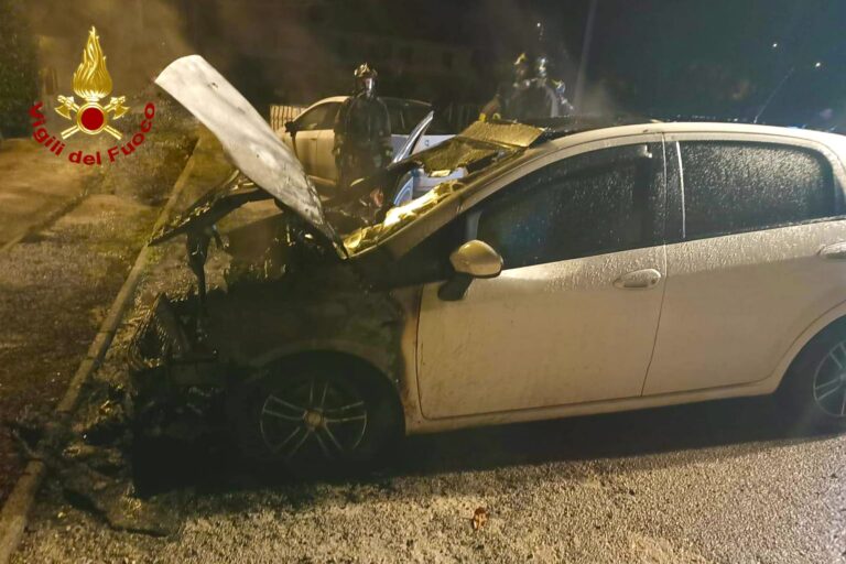 Fiat Punto in fiamme nella notte a Serino: indagano i Carabinieri