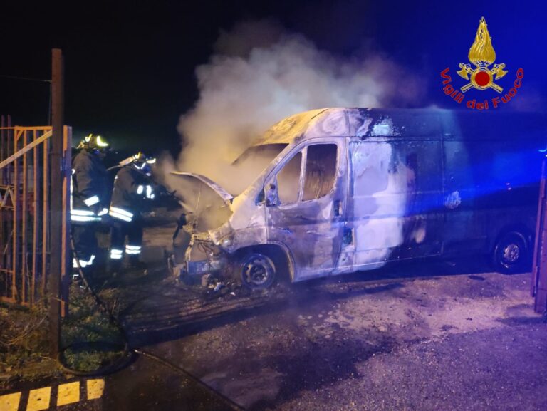 Castelfranci, furgone in fiamme: indagano i carabinieri