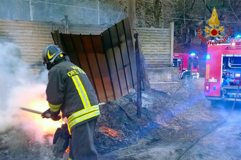 FOTO / Serino, deposito agricolo in fiamme: sette ore per spegnere l’incendio