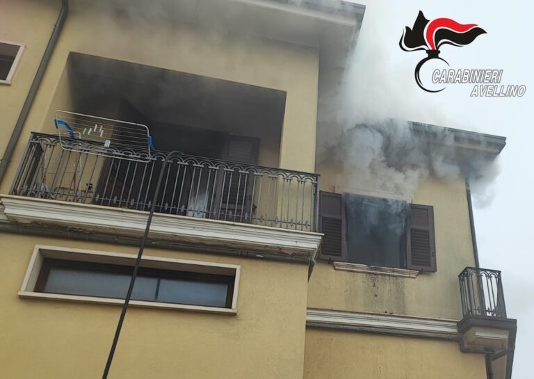 FOTO / Volturara Irpinia, incendio in abitazione: 78enne salvata da carabinieri e Misericordia