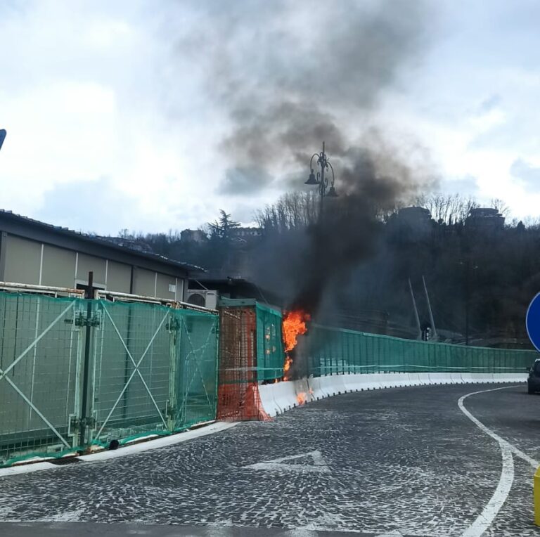 Avellino: in fiamme la centralina elettrica di piazza Castello