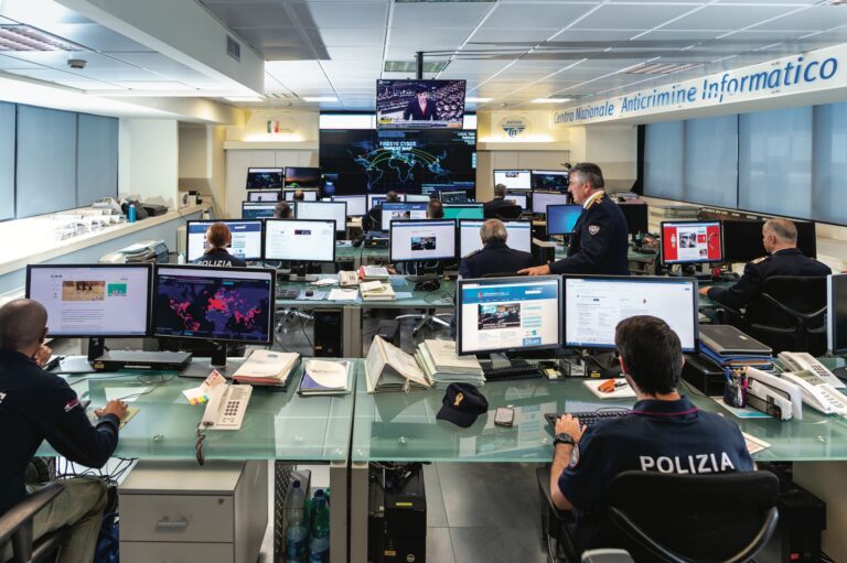 “Al Servizio del Paese”: la storia della Polizia di Stato in digitale in 500 scatti