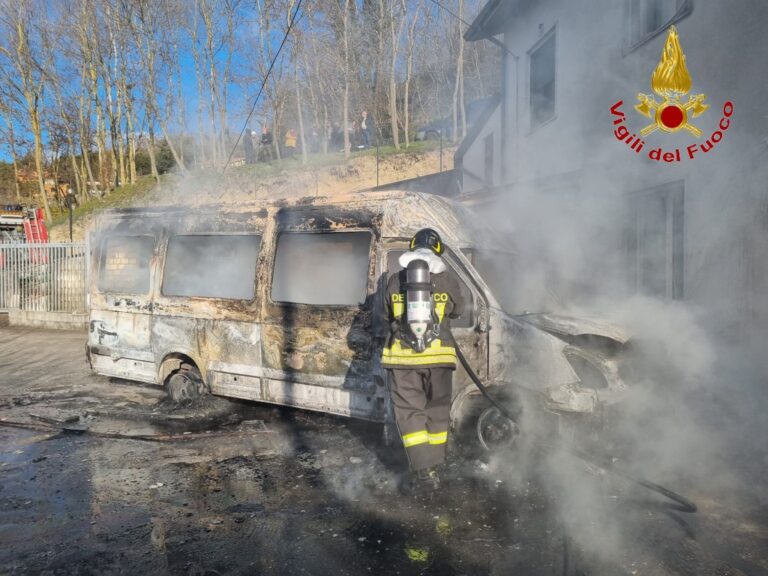 Scuolabus in sosta prende fuoco ad Ariano, danneggiata anche abitazione