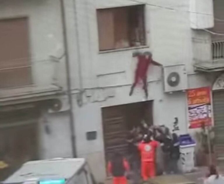 Benevento. Donna si lancia dalla finestra, i poliziotti la prendono al volo