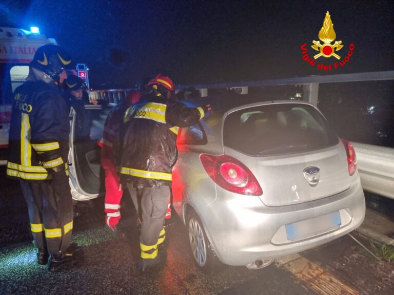 Contro il guardrail in autostrada A16, paura per una donna