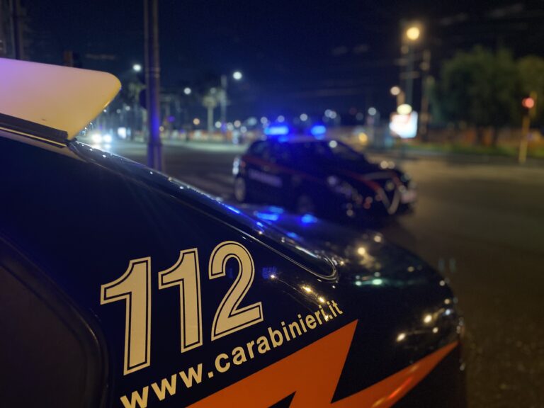 Atripalda, sfonda le vetrina di un negozio: denunciato un 25enne