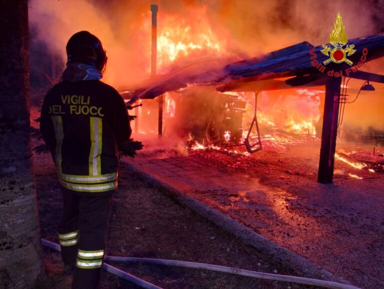 Brucia chalet in legno a Bagnoli Irpino: famiglia in salvo
