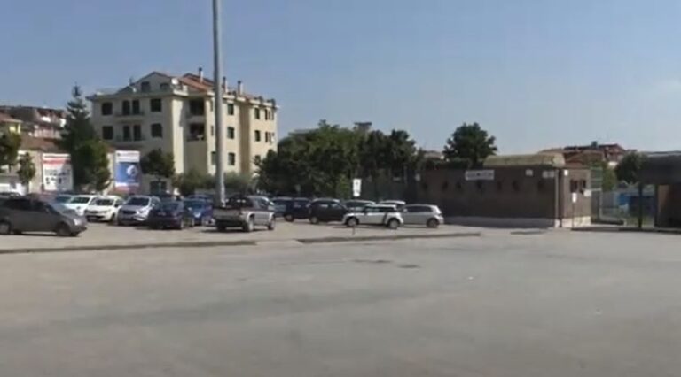 Picchiato senza motivo da tre ragazzi alla vecchia fermata dei bus