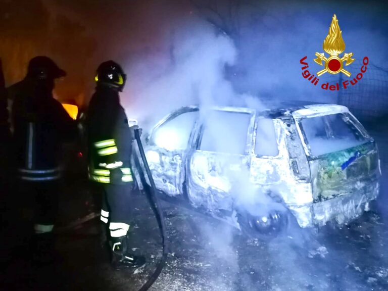 Roccabascerana, a fuoco tre auto nella notte: indagini in corso