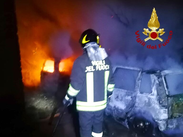 Auto in fiamme a Roccabascerana, l’intervento dei caschi rossi