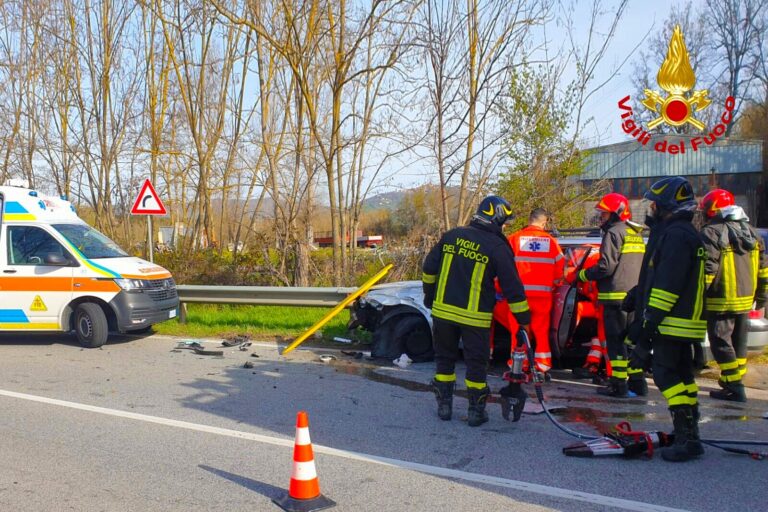 Ofantina, auto tampona autocarro: due feriti