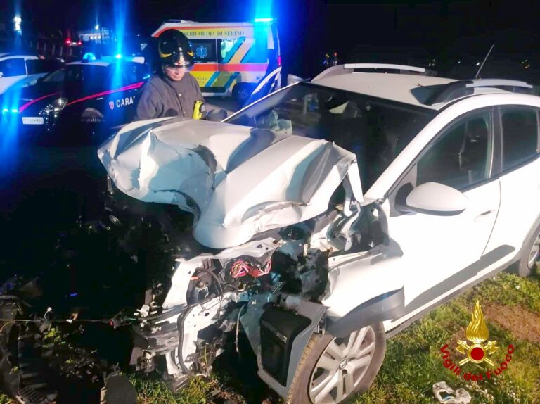 Ofantina, auto finisce fuori strada. Intervento dei Vigili del Fuoco