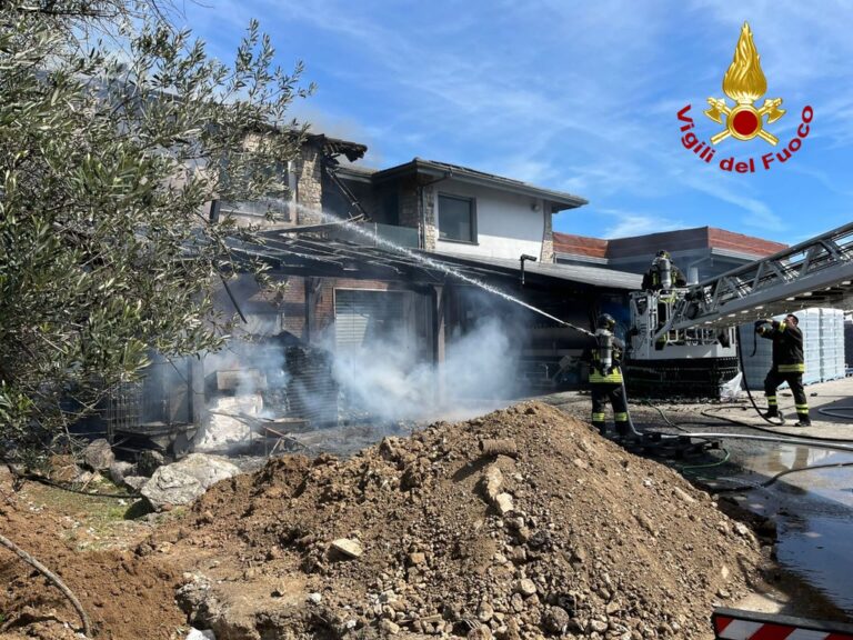 FOTO / Montefalcione, scoppia incendio in un’azienda