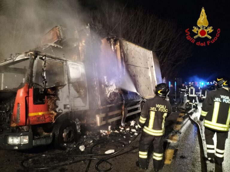 Autocarro in fiamme, due squadre dei vigili in azione: raccordo chiuso