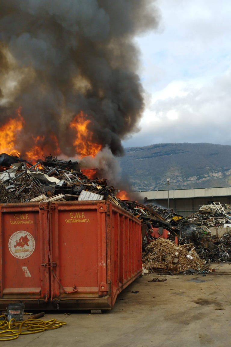 Incendio area Pip Sarno, monitoraggio inquinanti in corso anche con laboratorio mobile