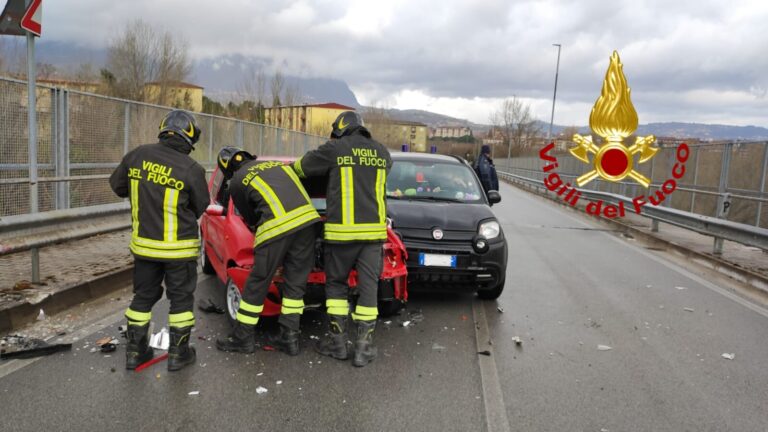 Avellino, impatto violento tra due auto: donna in ospedale