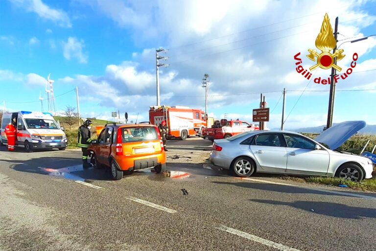 Rocca San Felice, impatto tra auto: due persone in ospedale