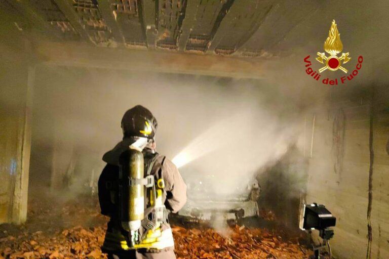 Alba di fuoco a Montoro, evacuata una famiglia