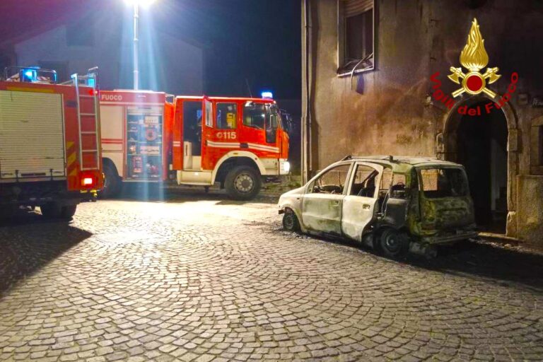 Due auto in fiamme, danni agli infissi di un edificio