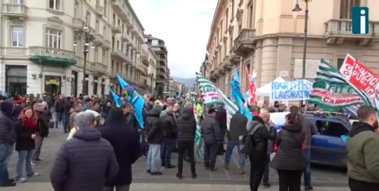 VIDEO/ Irpiniambiente, lavoratori e sindacati in piazza contro la frammentazione