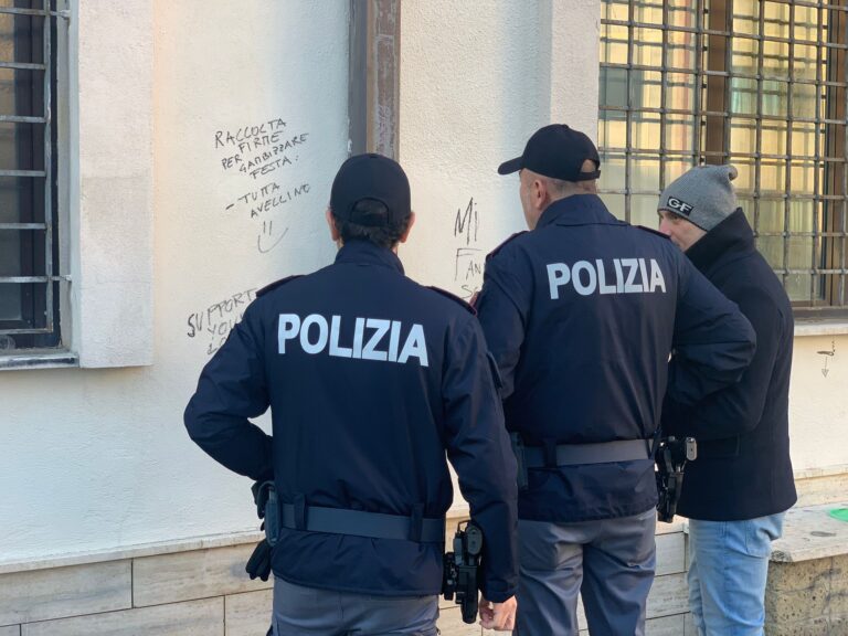 Scritte, indagano Digos e polizia municipale