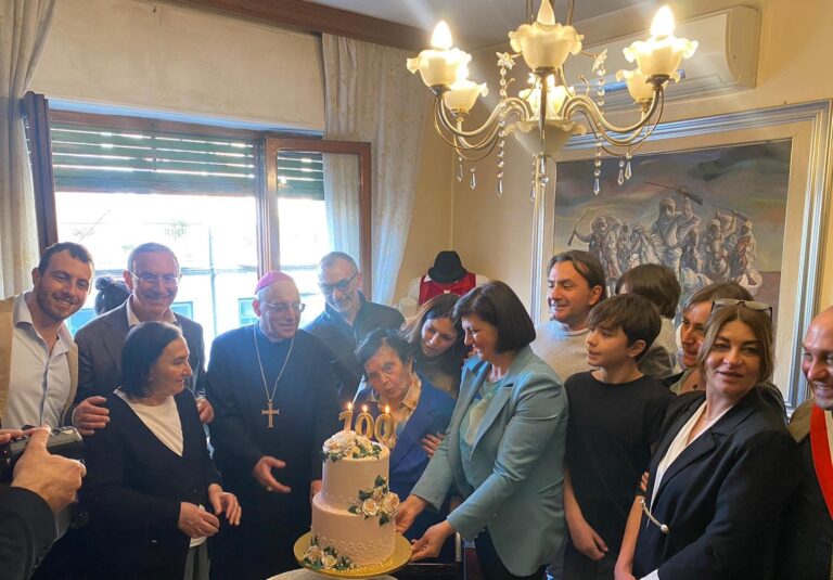I 100 anni della bella nonna Luigia. Grottaminarda in festa