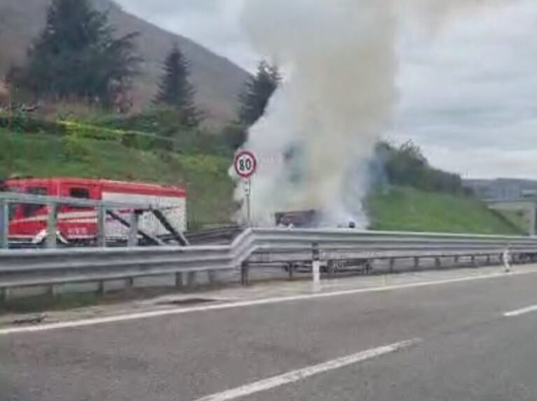 VIDEO/ Densa nube di fumo in A16: furgone prende fuoco