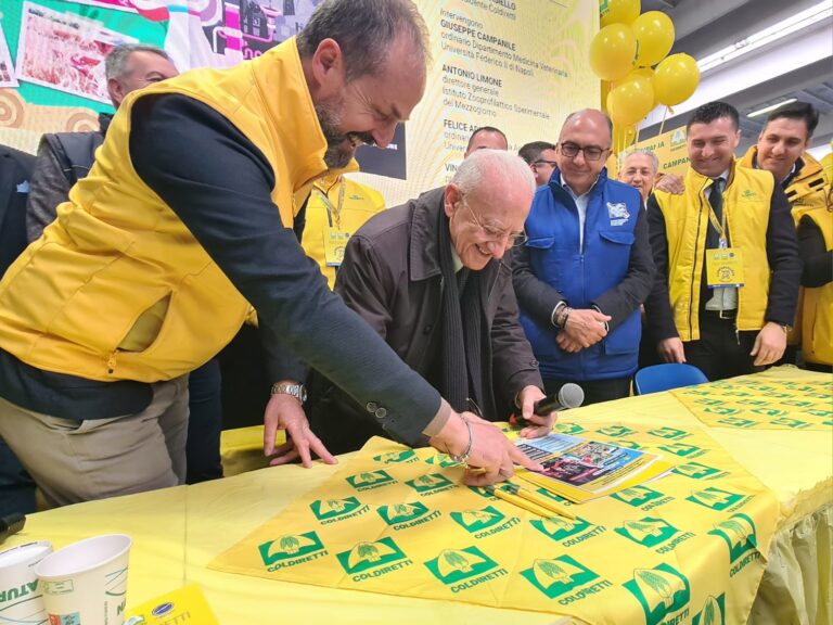 De Luca firma petizione Coldiretti “No Cibo Sintetico”. Il Governatore chiude Campanialleva