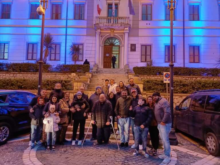 Municipio di Mercogliano illuminato di blu per la Giornata dell’Autismo