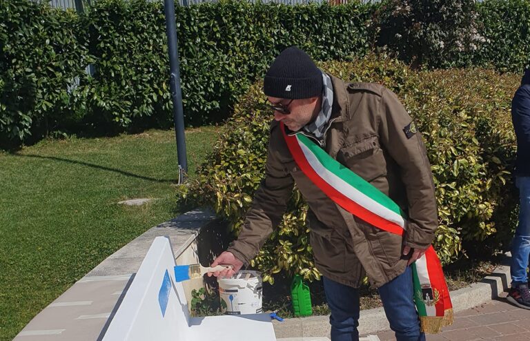 FOTO/Montecalvo: panchina blu per la Giornata della Consapevolezza sull’Autismo