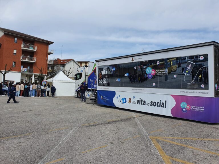 Corretto uso dei social e guida sicura: la Polizia incontra gli studenti di Grottaminarda