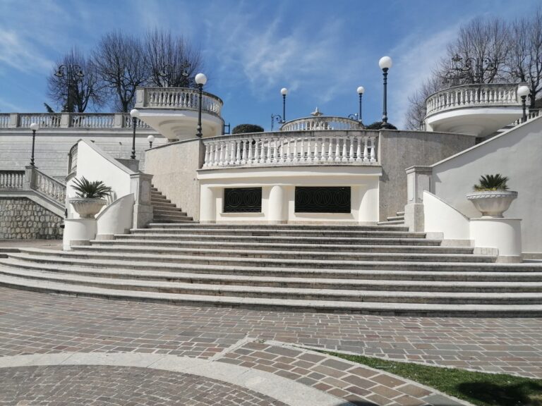 Imbrattata da scarabocchi, la scalinata di piazza 16 marzo si è rifatta il look