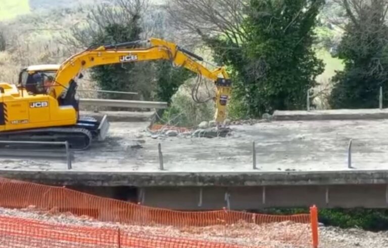 VIDEO/ Giù vecchi viadotti nel beneventano: lavori dell’Anas