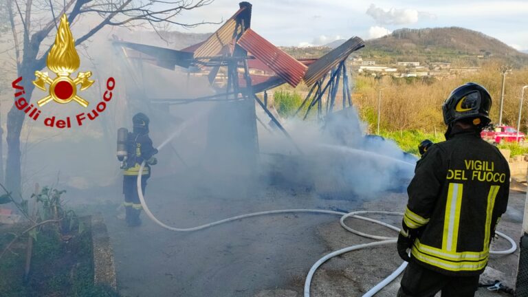 A fuoco deposito agricolo di Montefredane. Intervento dei caschi rossi