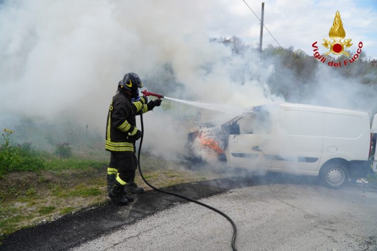 Furgone in fiamme sulla SS 7, nessuna conseguenza per l’autista